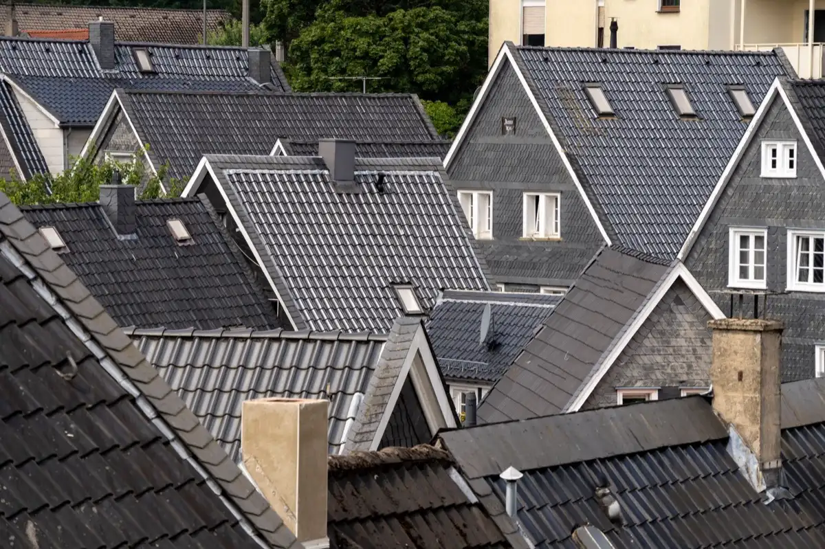 Steep roof eaves and gutter lines on houses in Bend, OR